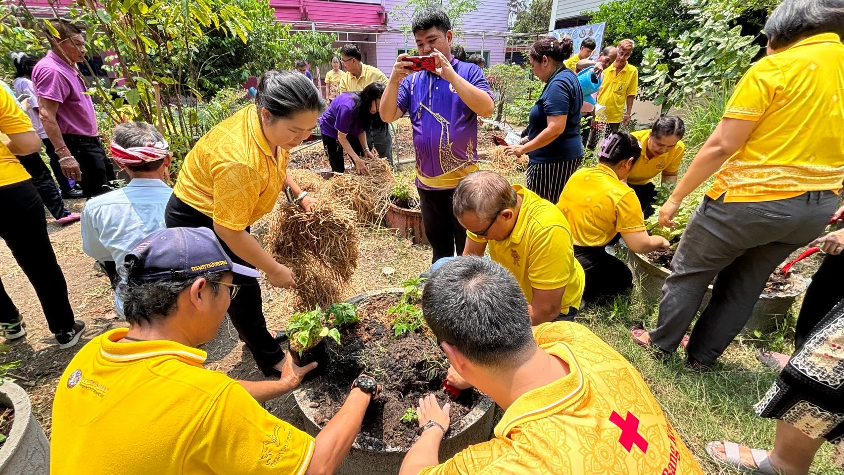 กิจกรรมทางนี้มีผล ผู้คนรักกัน ณ โคก หนอง นา