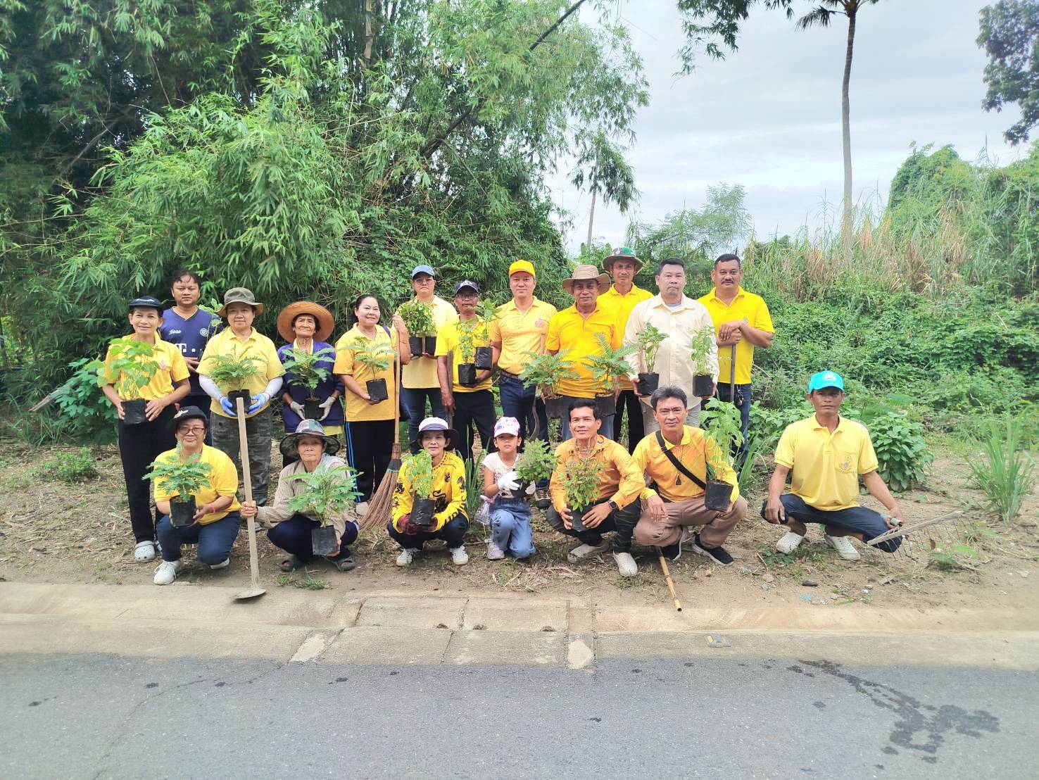 จิตอาสาตำบลศาลากลาง ได้ร่วมกันพัฒนาพื้นที่ ปลูกต้นไม้พืชผักสวน เนื่องในวันเฉลิมพระชนมพรรษา 28 กรกฎาคม 2568