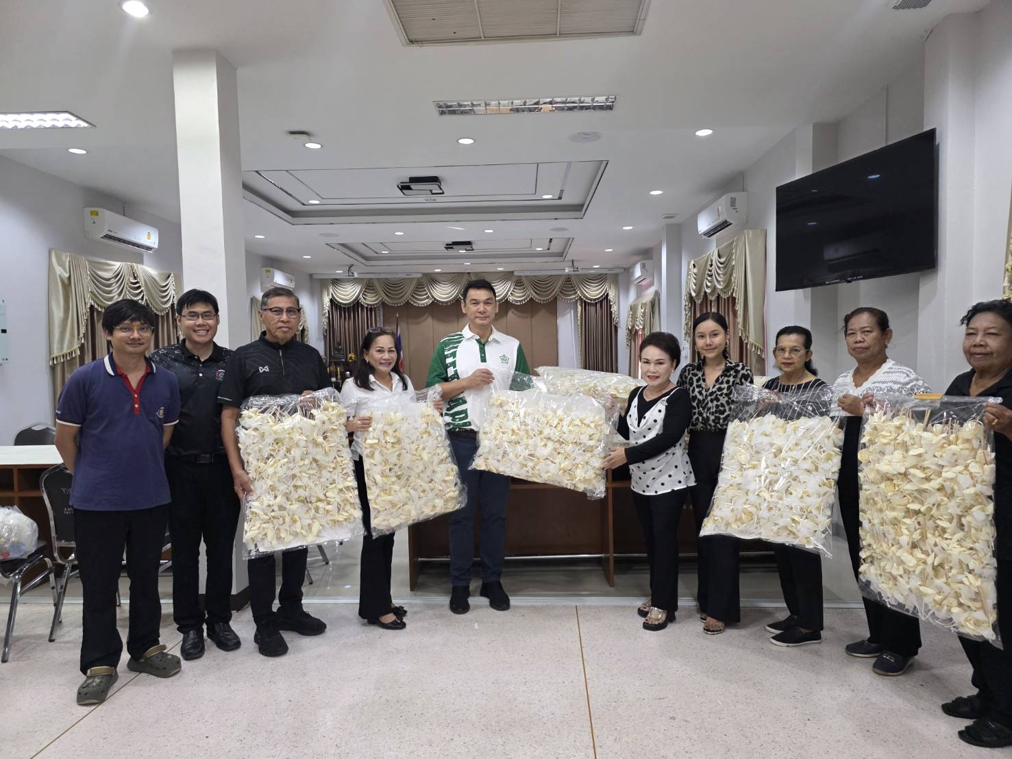📢 สพอ.บางกรวย ลงพื้นที่ติดตามความคืบหน้าและเข้ารับดอกไม้จันทน์ ร่วมกับ กพสต. สรุปยอดรวมทะลุ 9,700 ดอก ร่วมใจถวายความจงรักภักดี ✨
